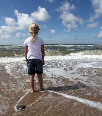 Mädchen am Strand der Nordsee