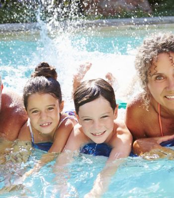 Familie im Pool