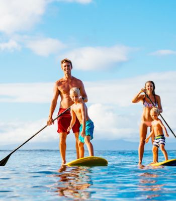 Familie beim Stand-Up-Paddling