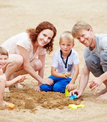 Familie beim Sandburgen bauen