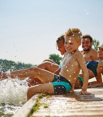 Familie auf einem Steg