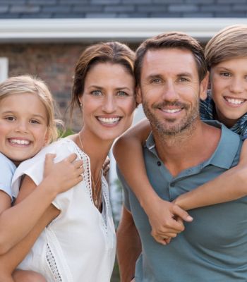 Familie vor einer Ferienwohnung